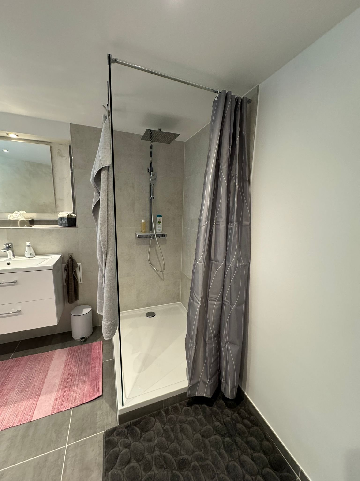 Badezimmer mit Regendusche