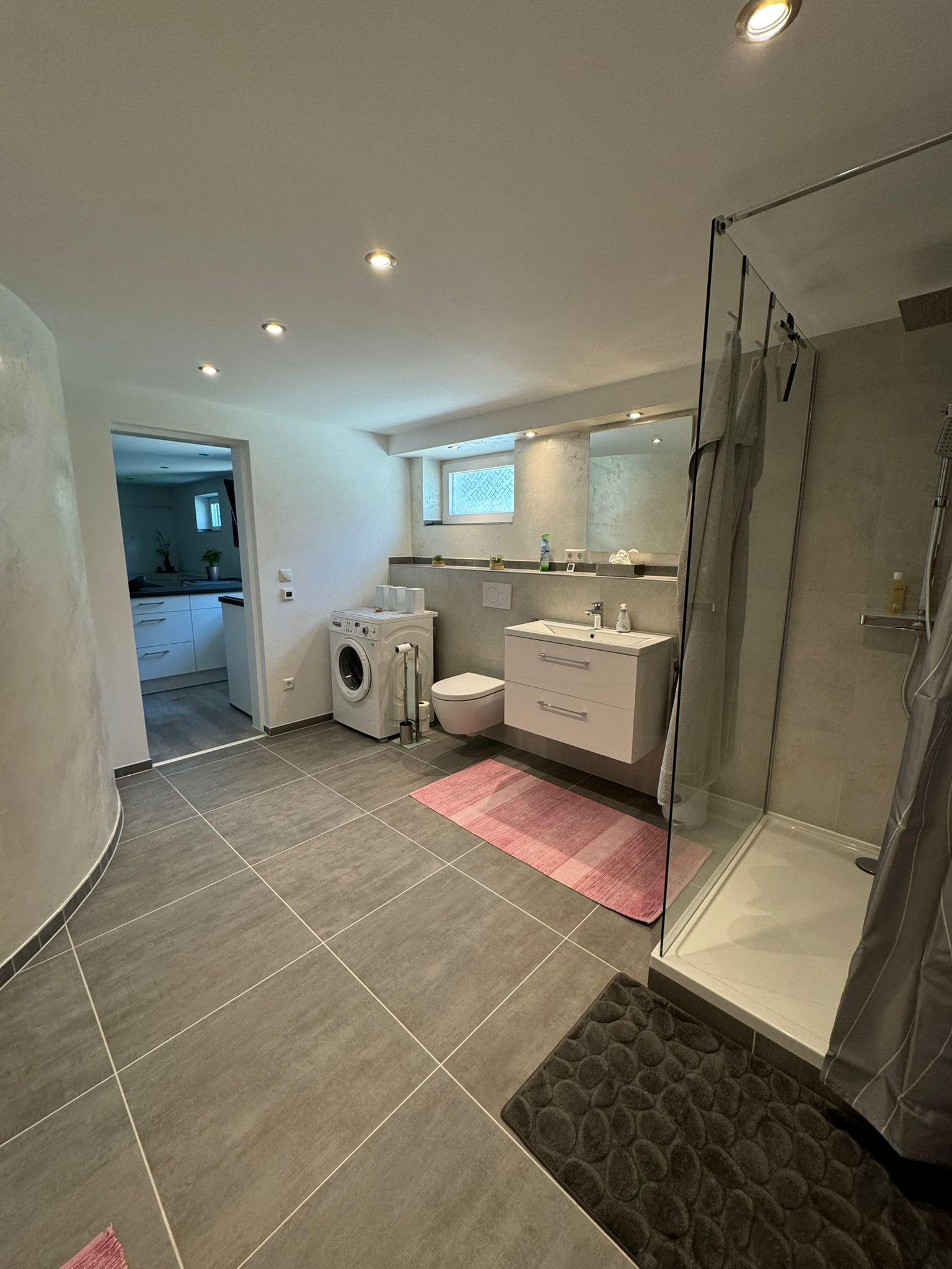 Badezimmer mit Waschbecken